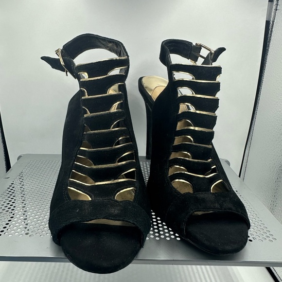 Gianni Bini (9W) Black suede heel with gold trim cutouts - Picture 2 of 3